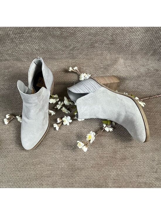 dv8 by doice vita Shoes - DV8 Dolce Vita Shai Women’s size 7 Grey Suede & Mixed Material Heeled Bootie EUC